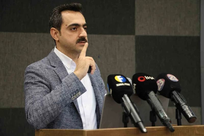 Elazığ'da düzenlenen sağlık seminerinde yapay zeka ve ilaç kullanımı hakkında bilgilendirme yapılıyor