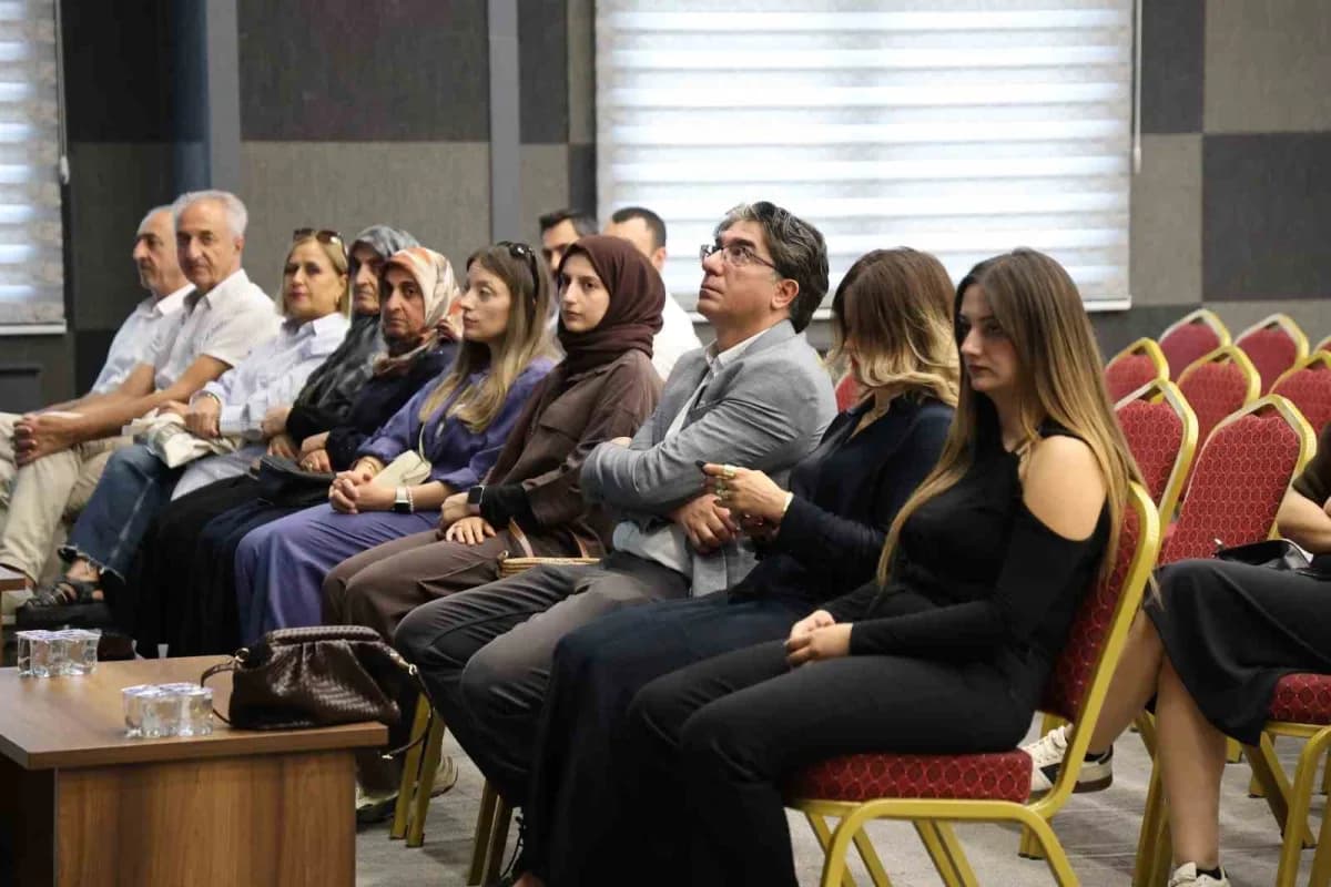 "Gereksiz ve Bilinçsiz İlaç Kullanımı" seminerinde, yapay zeka teknolojilerinin sağlık alanında Bilinçsiz Kullanımı ve g
