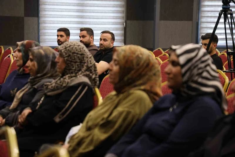 "Gereksiz ve Bilinçsiz İlaç Kullanımı" seminerinde, yapay zeka teknolojilerinin sağlık alanında Bilinçsiz Kullanımı ve g