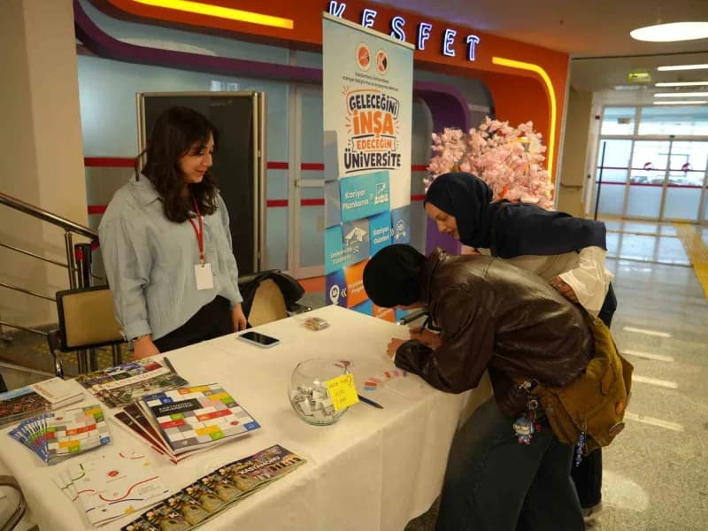 Açılan stantlarda Öğrenci toplulukları yeni öğrencilere bilgiler verdi.