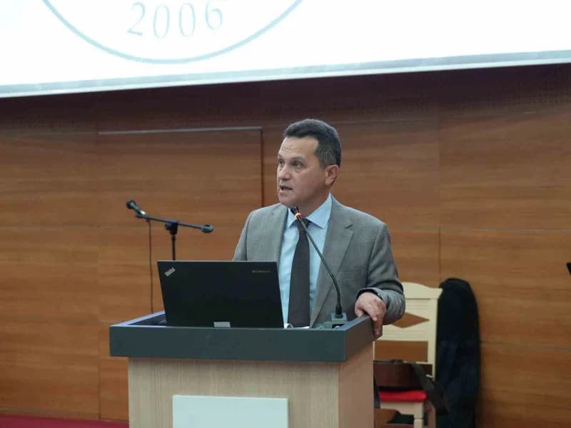 Kastamonu Üniversitesi oryantasyon programında konuşan Rektör Prof. Dr. Ahmet Hamdi Topal