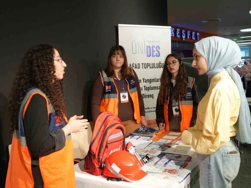 Açılan stantlarda Öğrenci toplulukları yeni öğrencilere bilgiler verdi.