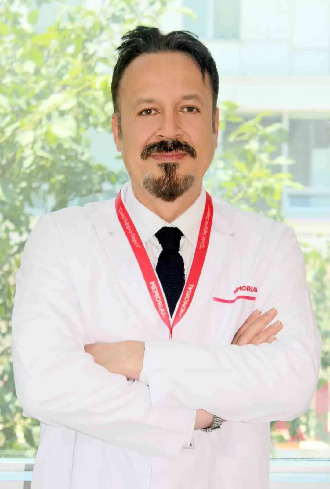 Memorial Kayseri Hastanesi Ortopedi ve Travmatoloji Bölümü’nde yapay zekâ ve sağlık alanında değerlendirme yapan doktor