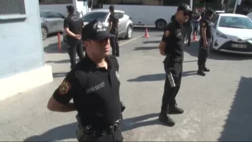 Şanlıurfa merkezli yasadışı bahis operasyonunda ele geçirilen silahlar ve nakit para