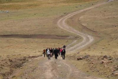 Erzurum Şenkaya sınırlarında Yasamal Yaylaları’nda doğa yürüyüşü yapan grup, yayla manzarasında yürüyüşe devam ediyor