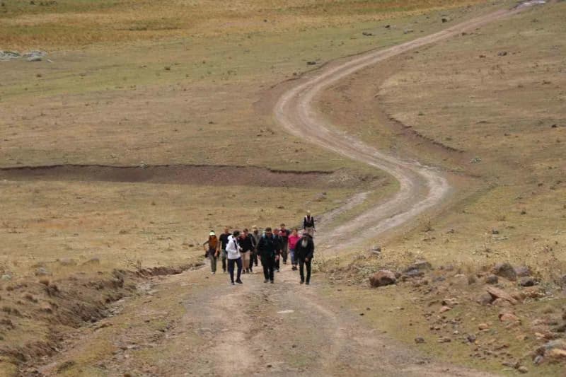 Erzurum Şenkaya sınırlarında Yasamal Yaylaları’nda doğa yürüyüşü yapan grup, yayla manzarasında yürüyüşe devam ediyor