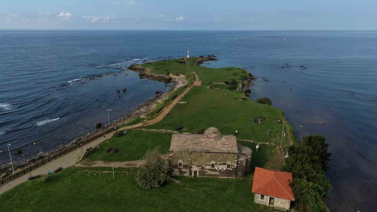 Karadeniz sahili boyunca üzerinde kilise bulunan tek yarımada olma özelliğini taşıyan Yason Burnu, piknik alanları, yeşi