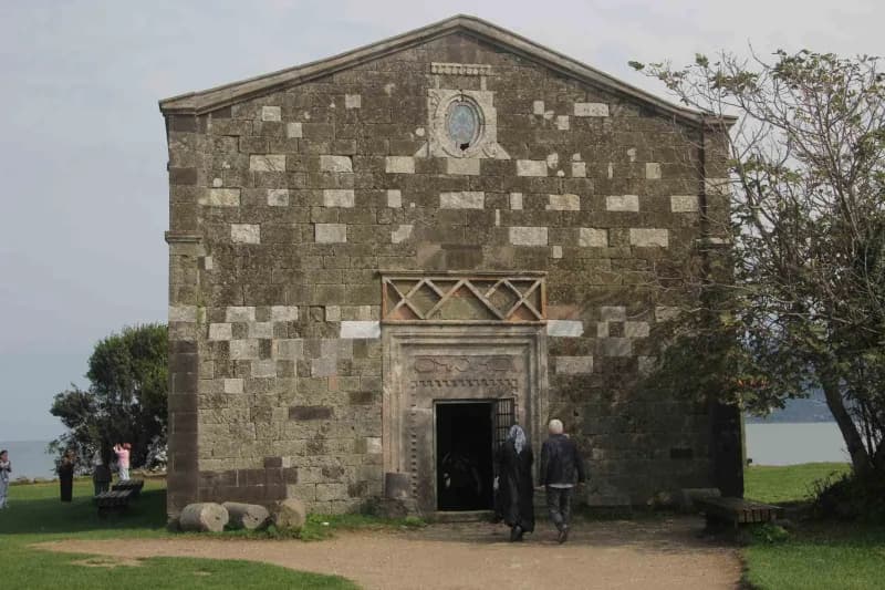 Karadeniz sahili boyunca üzerinde kilise bulunan tek yarımada olma özelliğini taşıyan Yason Burnu, piknik alanları, yeşi