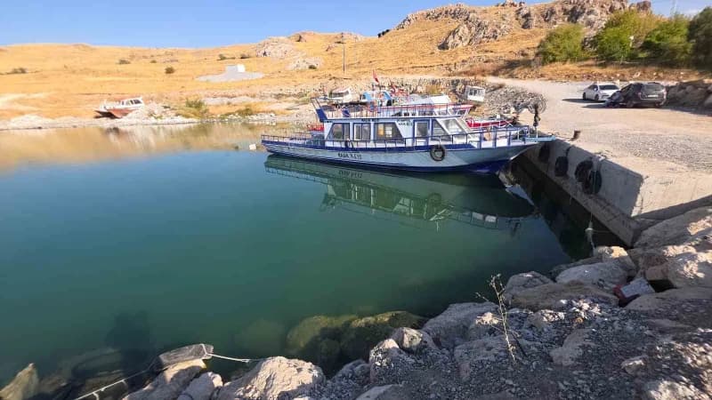 Van Gölü'nün eşsiz canlı türlerinden inci kefallerinin yaşam döngüsünde önemli bir dönem daha başladı. Üreme döneminde a