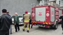 Düzce'de otoparkta motor kısmına giren yavru kedi itfaiye ekipleri tarafından kurtarılmaya çalışılıyor