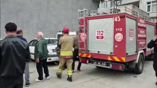 Düzce'de otoparkta motor kısmına giren yavru kedi itfaiye ekipleri tarafından kurtarılmaya çalışılıyor