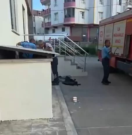 Gaziantep'te bir binanın yaklaşık 4 metre derinliğindeki havalandırma boşluğuna düşen yavru kedi, itfaiye ekiplerinin uz