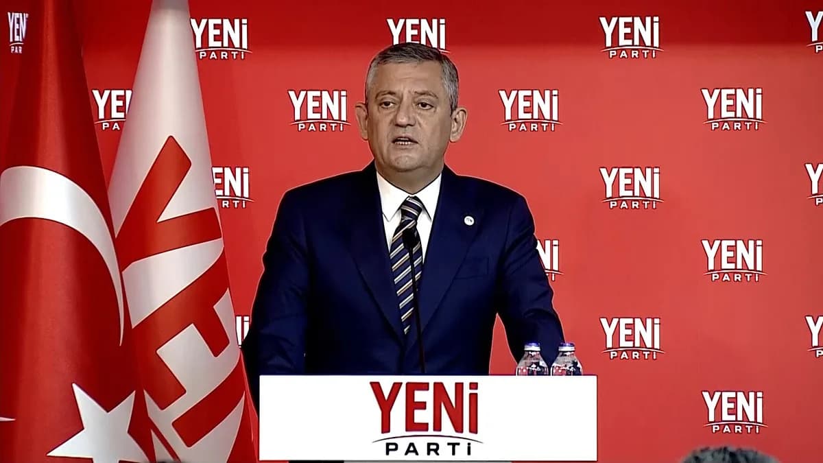 YENİ Parti Genel Başkanı Özgür Özel partisinin genel merkezinde konuşma yaparken