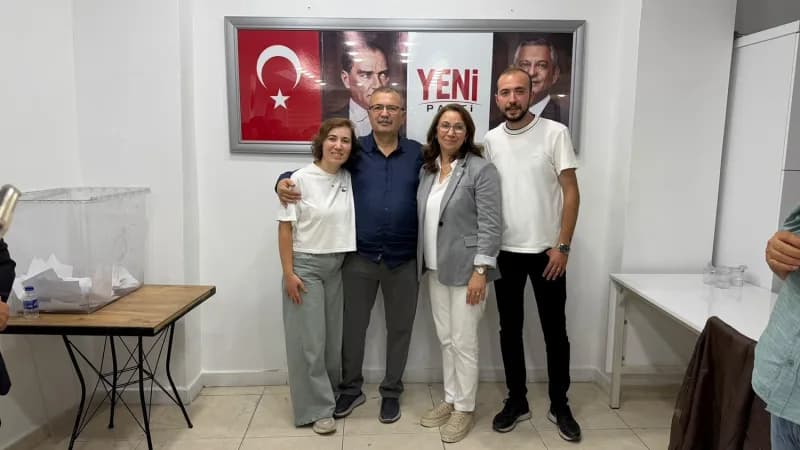 Kula’da Yeni Parti’nin kongresi öncesinde gerçekleştirilen Parti içi ön seçimde mevcut İlçe Başkanı Esen Çınar ile Ramaz