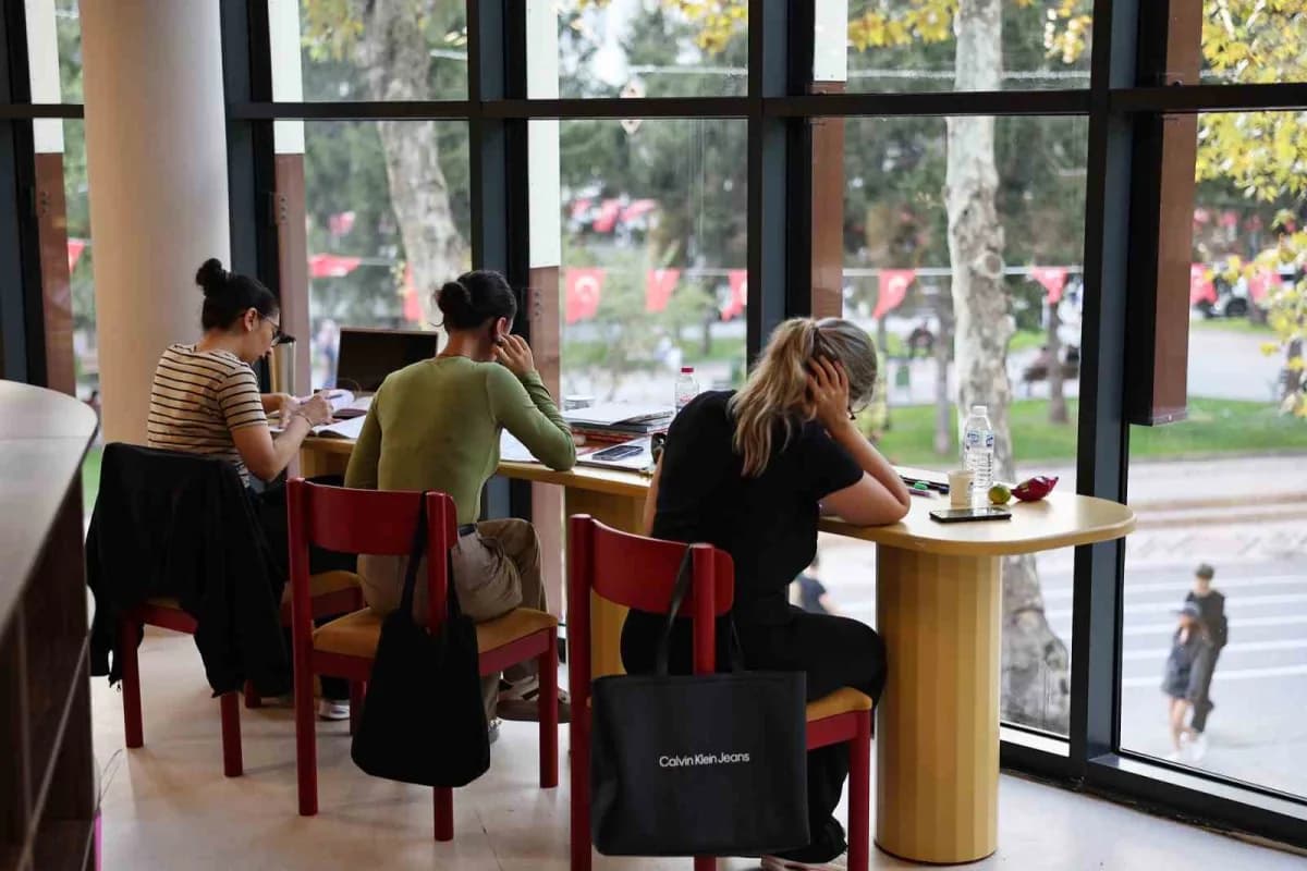 Sakarya'da tadilat nedeniyle geçici olarak kapatılan Atatürk Kültür Merkezi (AKM), yenilenen yüzü ve modern donatılarıyl