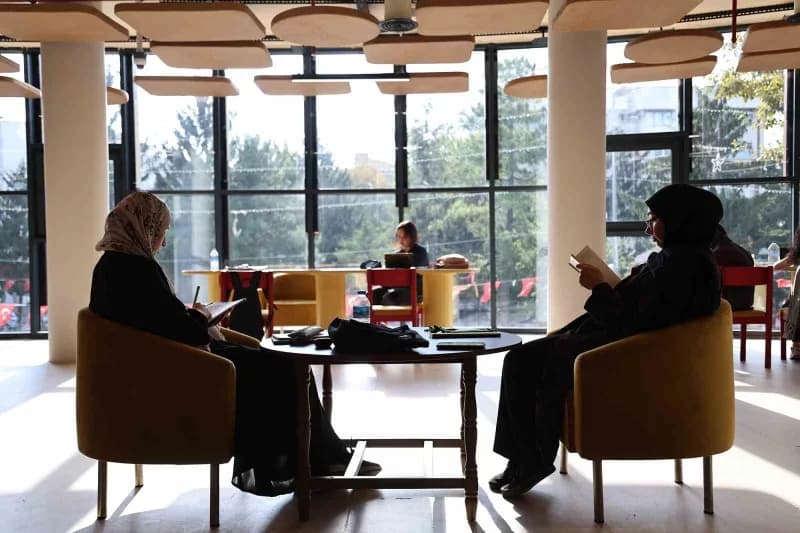 Sakarya'da tadilat nedeniyle geçici olarak kapatılan Atatürk Kültür Merkezi (AKM), yenilenen yüzü ve modern donatılarıyl
