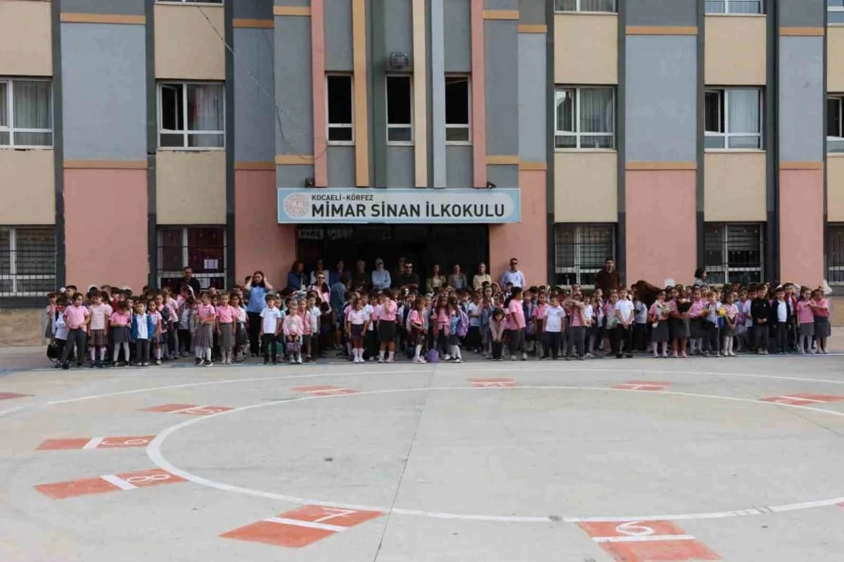 Körfez Belediye Başkanı Şener Söğüt, öğrenciler ve öğretmenlerle bir araya geldi. Söğüt, 23 Nisan’da temsili başkanlık y