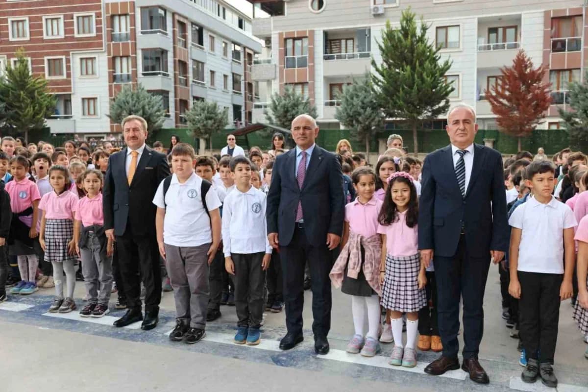 Körfez Belediye Başkanı Şener Söğüt, Mimar Sinan İlkokulu kantininde öğrencilerle sohbet ederken
