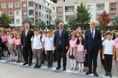 Körfez Belediye Başkanı Şener Söğüt, Mimar Sinan İlkokulu kantininde öğrencilerle sohbet ederken