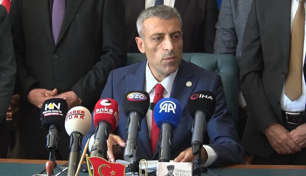Yenilik Partisi Genel Başkanı Öztürk Yılmaz, YENİ Parti ile yaşanan isim sorununa ilişkin çözüm için 3 Ekim'e kadar süre