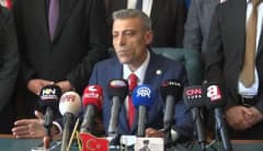 Yenilik Partisi Genel Başkanı Öztürk Yılmaz basın toplantısında konuşuyor