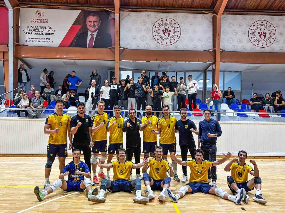 Yenişehir Belediyespor voleybol takımı maçta Güner Karakaya Spor Kulübü karşısında mücadele ediyor