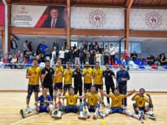 Yenişehir Belediyespor voleybol takımı maçta Güner Karakaya Spor Kulübü karşısında mücadele ediyor