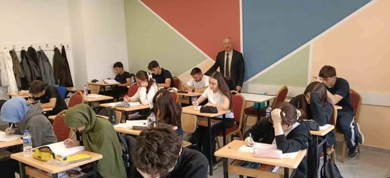 Yenişehir Halk Eğitim Merkezi’nin ücretsiz üniversite hazırlık kurslarında başarı dikkat çekiyor. 2019-2020 Eğitim öğret