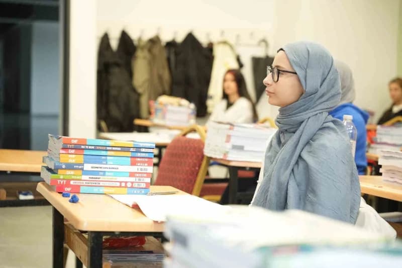 Yenişehir Belediyesi ile Yenişehir Halk Eğitimi Merkezi iş birliğinde üniversiteye hazırlanan gençlere yönelik düzenlene