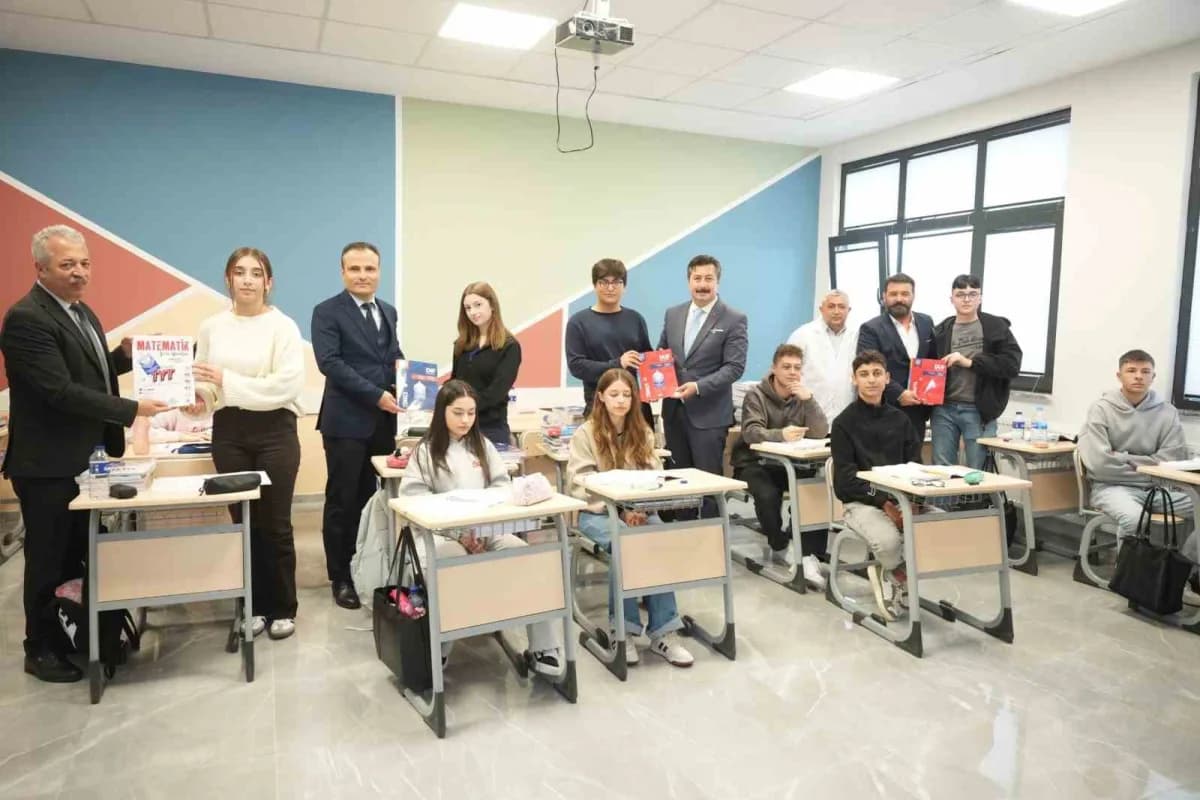 Yenişehir’de üniversite adaylarına dağıtılan eğitim kitapları ve kurs öğrencileri