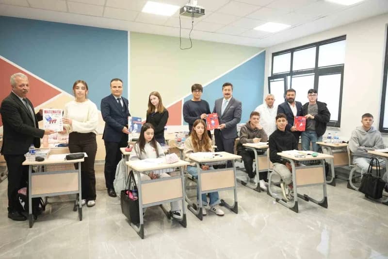 Yenişehir’de üniversite adaylarına dağıtılan eğitim kitapları ve kurs öğrencileri