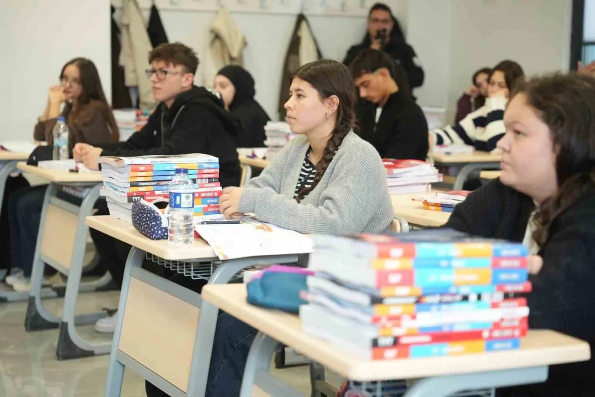 Yenişehir Belediyesi ile Yenişehir Halk Eğitimi Merkezi iş birliğinde üniversiteye hazırlanan gençlere yönelik düzenlene