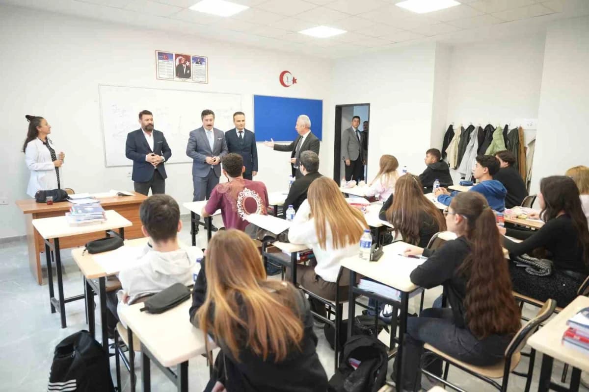 Yenişehir Belediyesi ile Yenişehir Halk Eğitimi Merkezi iş birliğinde üniversiteye hazırlanan gençlere yönelik düzenlene