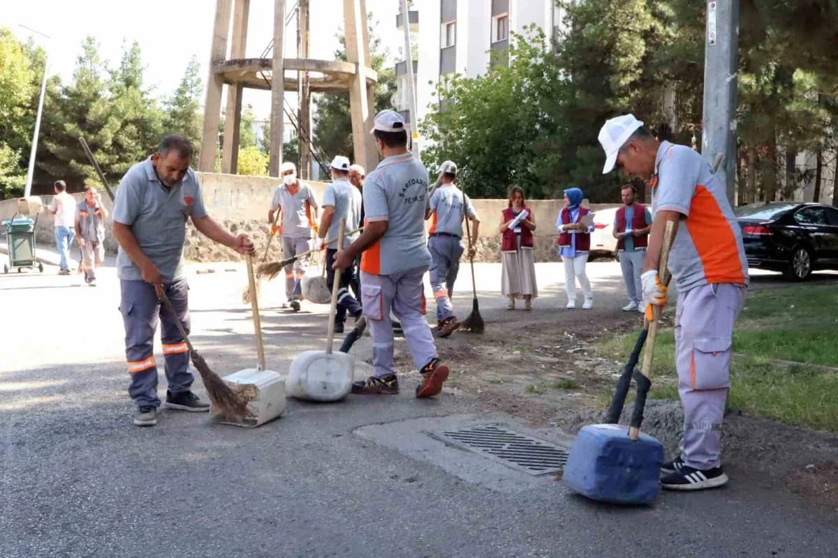 Diyarbakır Büyükşehir Belediyesinin “Yerinde Çözüm” ekipleri, farklı noktalarda kurdukları Halkla İlişkiler stantlarında