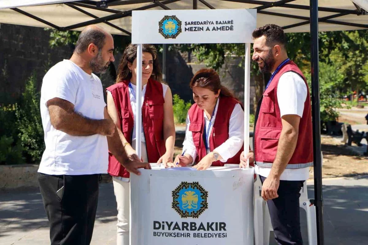Diyarbakır Yerinde Çözüm ekipleri halkla ilişkiler standında vatandaşlarla görüşüyor