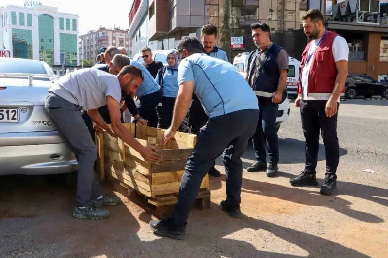 Diyarbakır Büyükşehir Belediyesinin “Yerinde Çözüm” ekipleri, farklı noktalarda kurdukları Halkla İlişkiler stantlarında