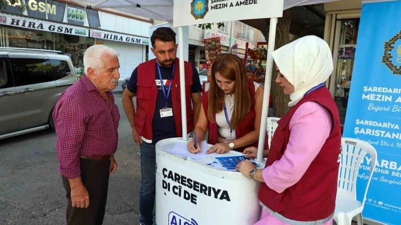 Diyarbakır Büyükşehir Belediyesinin “Yerinde Çözüm” ekipleri, farklı noktalarda kurdukları Halkla İlişkiler stantlarında
