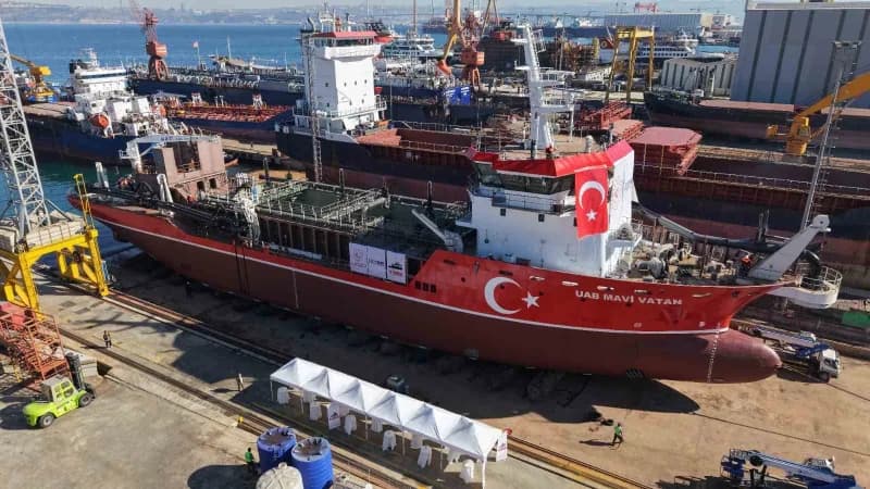 Ulaştırma ve Altyapı Bakanı Abdulkadir Uraloğlu, yerli tasarımla Türk tersanelerinde ilk kez inşa edilen emici özellikli