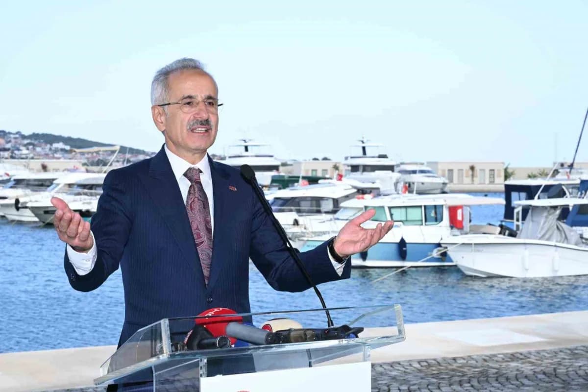 Yerli tasarımla Türk tersanesinde inşa edilen emici özellikli tarama gemisi UAB MAVİ VATAN suya indirilirken görüntüsü