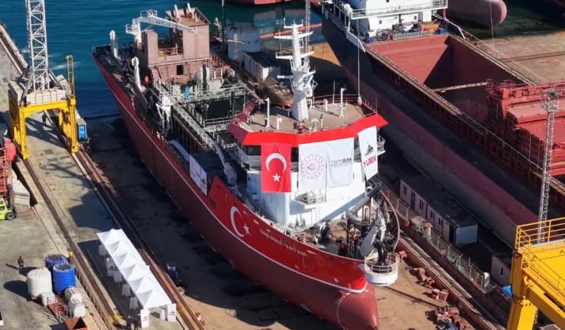 Ulaştırma ve Altyapı Bakanı Abdulkadir Uraloğlu, yerli tasarımla Türk tersanelerinde ilk kez inşa edilen emici özellikli