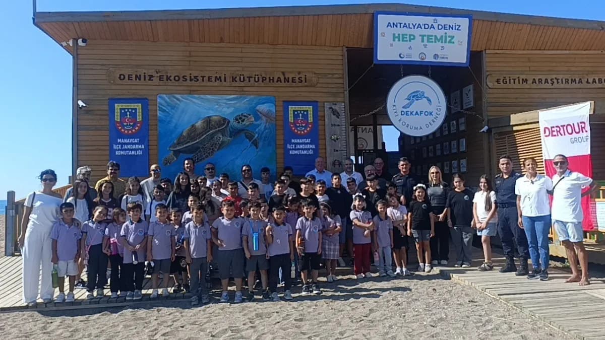 Manavgat'ta tedavi edilen iki yeşil deniz kaplumbağası uydu takip cihazları takılarak denize bırakılıyor