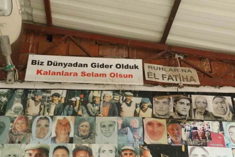 Antalya'nın Aksu ilçesi Yeşilkaraman Mahallesi'nde yaklaşık 8 yıldır sürdürülen gelenekle, hayatını kaybeden Mahalle sak