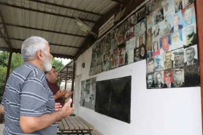Antalya Yeşilkaraman Mahallesi köy meydanındaki vefat edenlerin fotoğraflarının asılı olduğu duvar