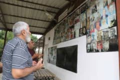 Antalya Yeşilkaraman Mahallesi köy meydanındaki vefat edenlerin fotoğraflarının asılı olduğu duvar