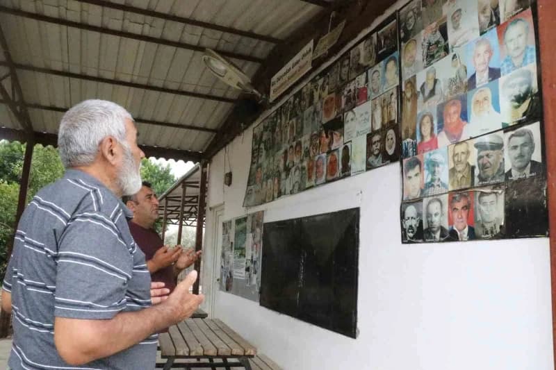 Antalya Yeşilkaraman Mahallesi köy meydanındaki vefat edenlerin fotoğraflarının asılı olduğu duvar