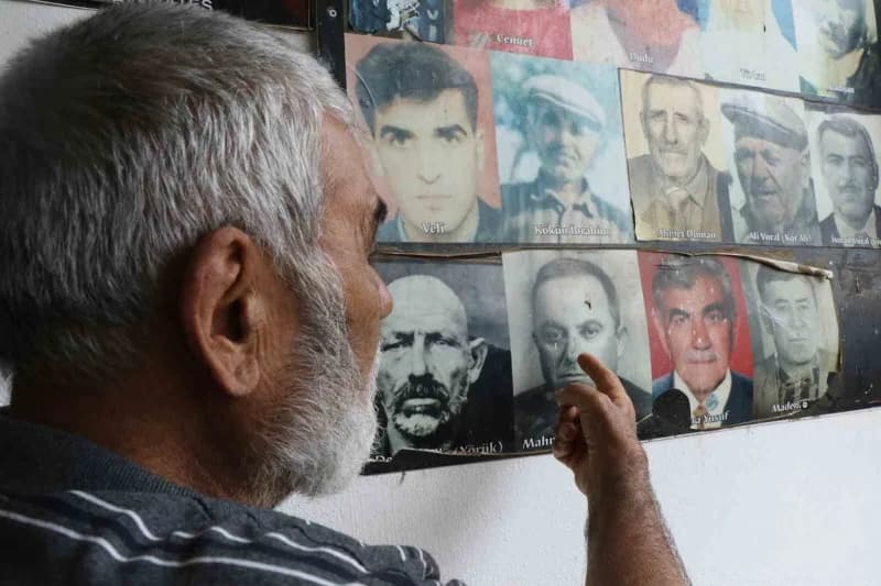 Antalya'nın Aksu ilçesi Yeşilkaraman Mahallesi'nde yaklaşık 8 yıldır sürdürülen gelenekle, hayatını kaybeden Mahalle sak