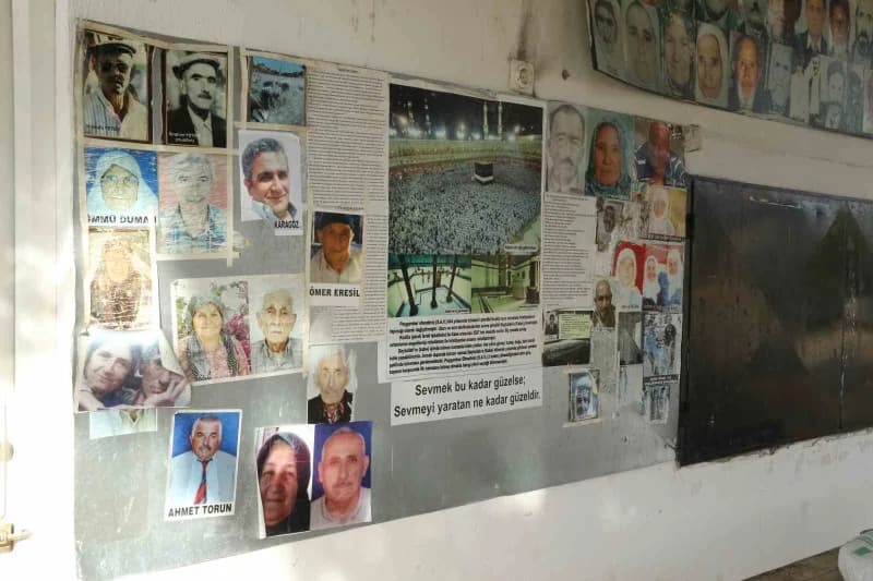 Antalya'nın Aksu ilçesi Yeşilkaraman Mahallesi'nde yaklaşık 8 yıldır sürdürülen gelenekle, hayatını kaybeden Mahalle sak