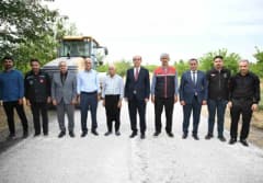 Yeşilyurt Belediye Başkanı Prof. Dr. İlhan Geçit, Sütlüce Mahallesi’nde yol çalışmaları alanında inceleme yaparken