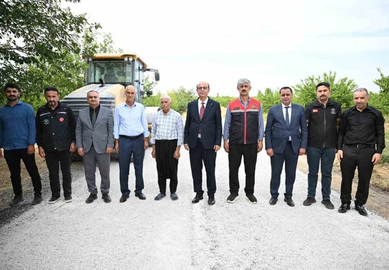 Yeşilyurt Belediye Başkanı Prof. Dr. İlhan Geçit, Sütlüce Mahallesi’nde yol çalışmaları alanında inceleme yaparken