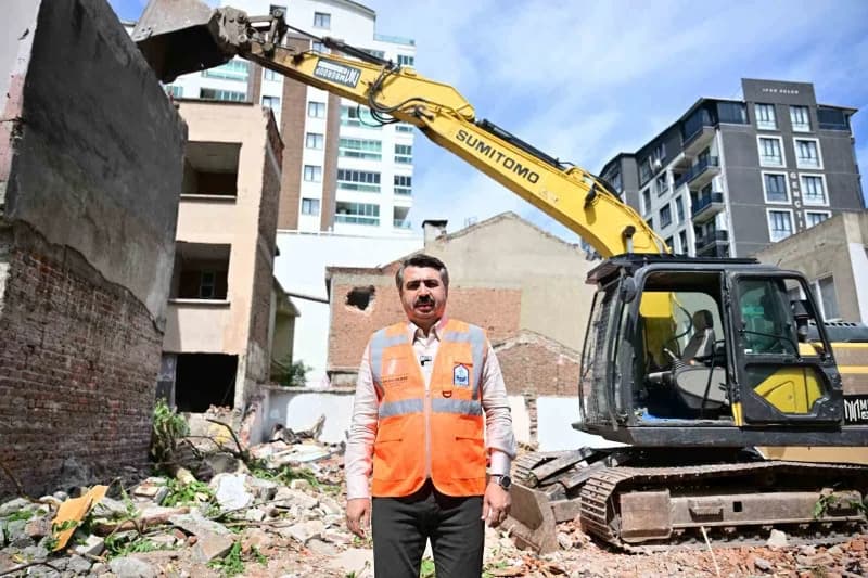 Yıldırım Belediyesi, ilçenin dört bir yanında hayata geçirdiği yatırımlarla Yıldırım’ın geleceğini şekillendiriyor.